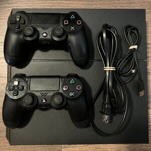 Sony PS4 (2 controllers and 6 games)